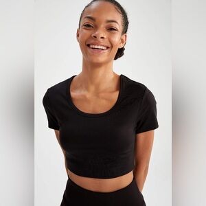 All In Motion Ribbed Seamless Cropped Black Tight Fit Tee | NWT